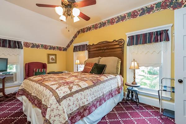 Kingsley House Bed & Breakfast - Full Home Fennville ภายนอก รูปภาพ